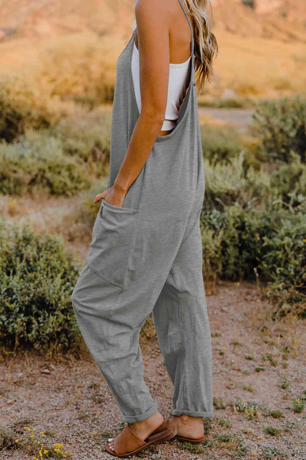 Trendy Sleeveless Jumpsuit with Pockets
